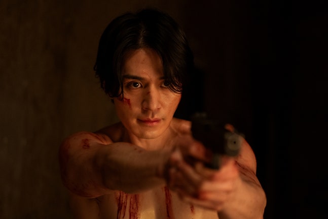 Lee Dong Wook Performs High-Risk Action Scene Without a Stunt Double in A Shop for Killers Season 2
